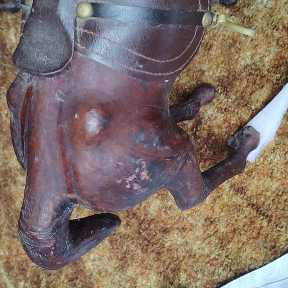 Brown leather horse statue - Picture 2 of 3